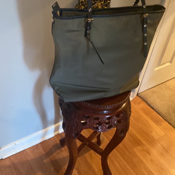 Authentic Michael Kors Leila Olive Green Large Nylon Tote Bag - Picture 11 of 16